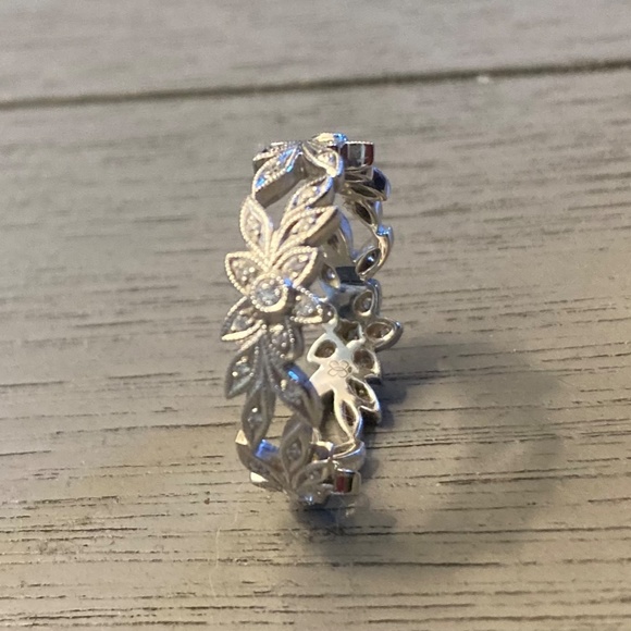 White gold floral band - Picture 2 of 7